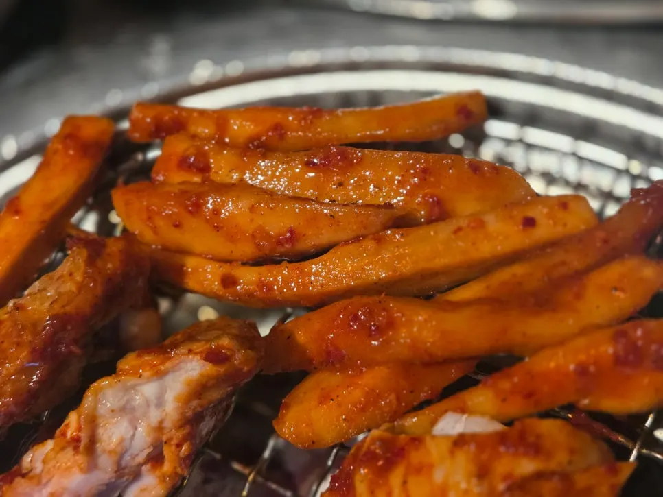 Seasoned grilled deodeok on the Yanggyegok Platter