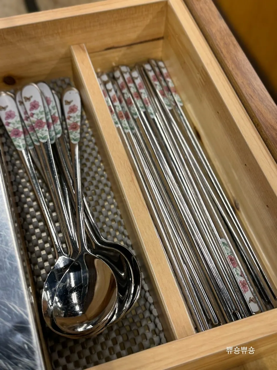 Retro cutlery set at Gamdol Yeontan Jip