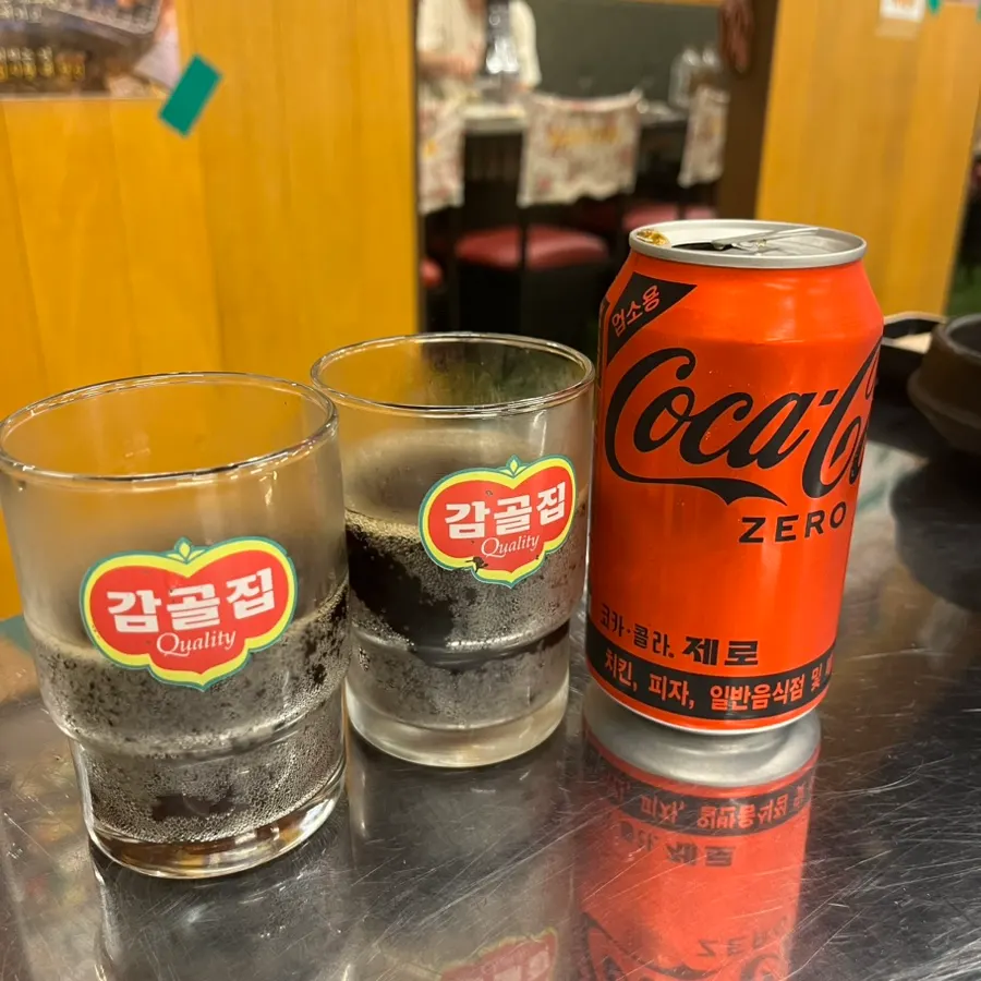 반찬 설명 종이가 놓인 상차림