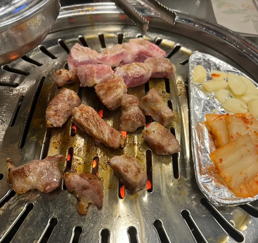 불판 위 고기 구이