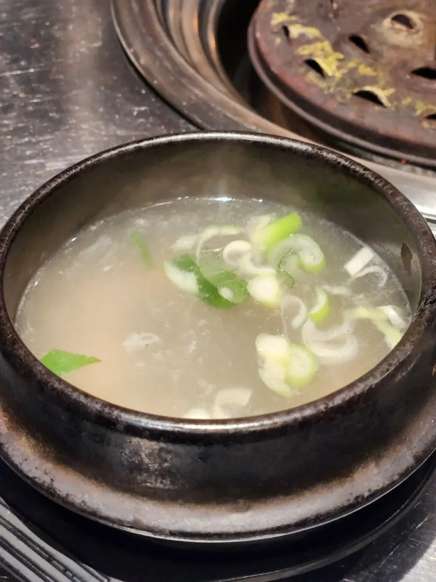 기본 반찬으로 나온 닭곰탕