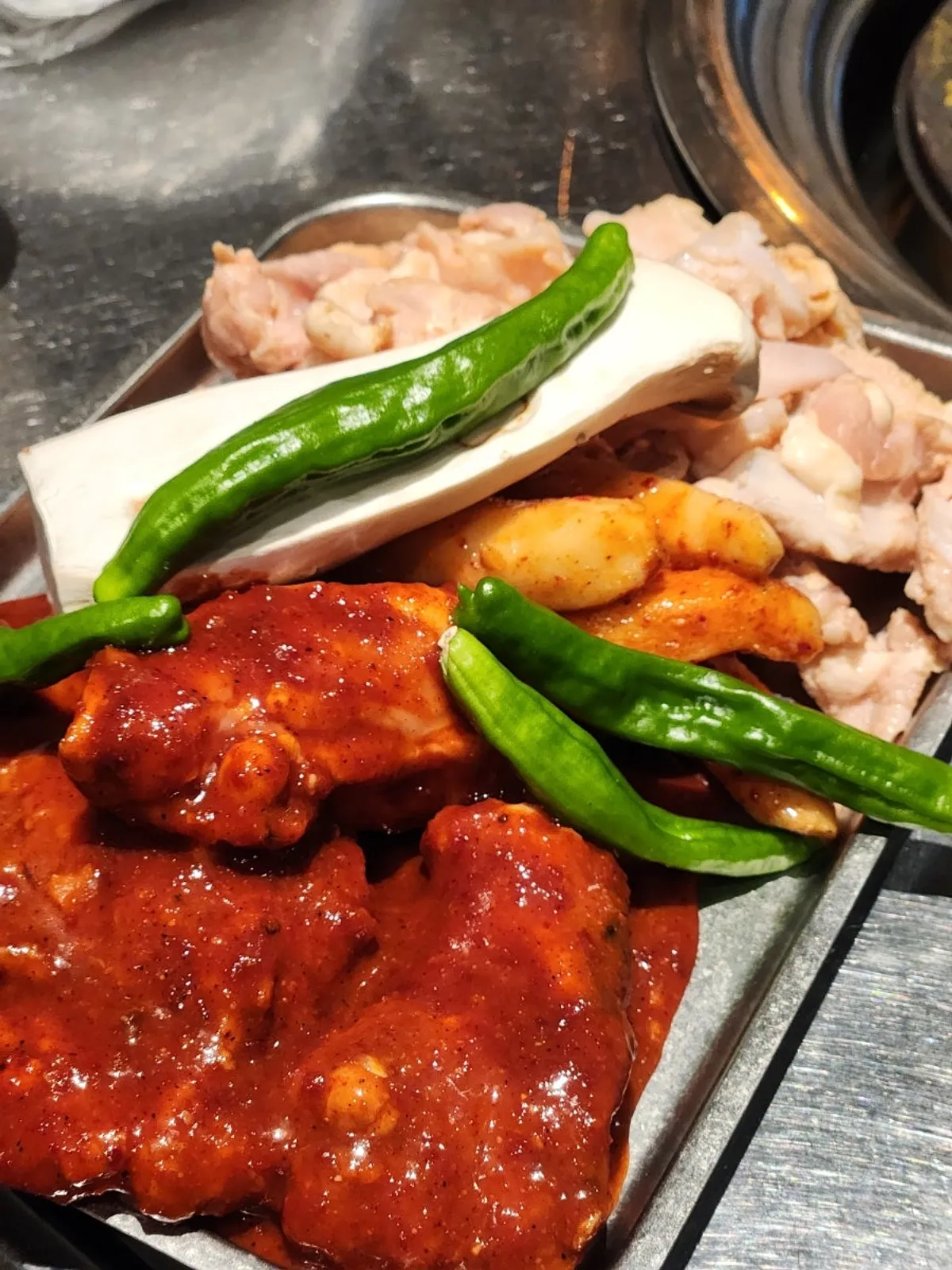 양념닭갈비와 더덕구이, 닭연골 생고기 접시