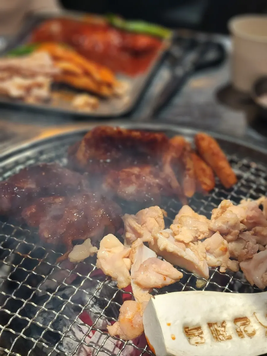 숯불 위에서 익어가는 양념닭갈비