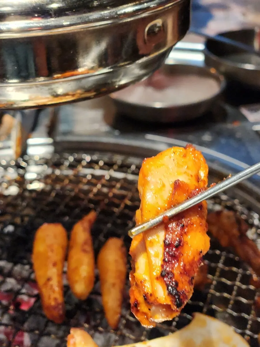 불향 입은 양념닭갈비 한 점
