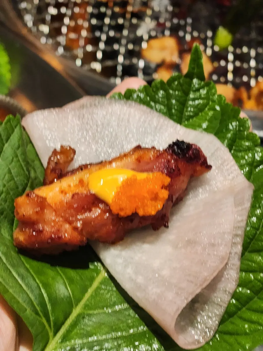 깻잎에 쌈무와 날치알 올린 닭갈비 쌈
