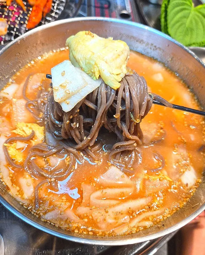 Cold chicken noodles with chicken meat