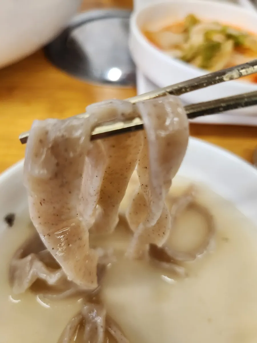A bowl portioned out from the buckwheat clam kalguksu