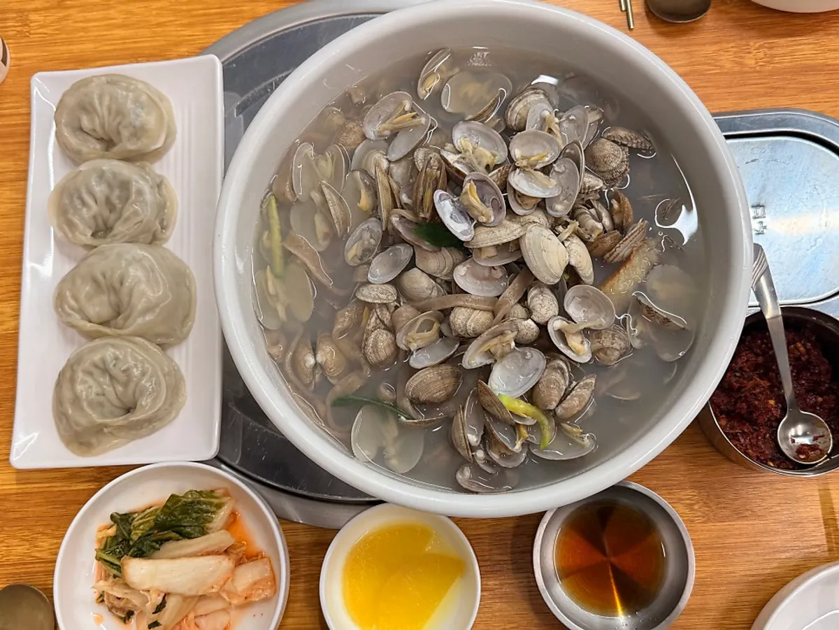 선바위메밀장터 바지락칼국수와 왕만두 한 상