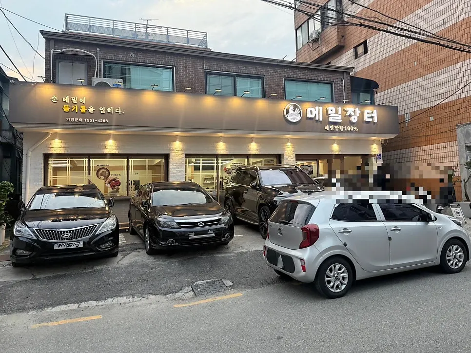 선바위메밀장터 양재점 매장 외관과 앞 주차 공간