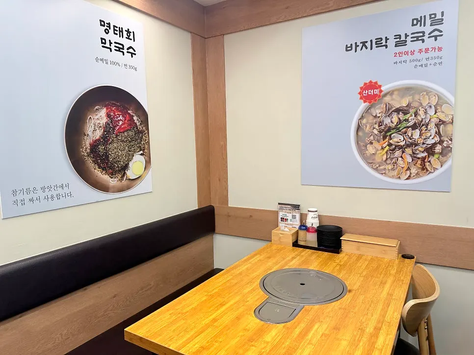 테이블 간격이 여유로운 1층 홀 내부