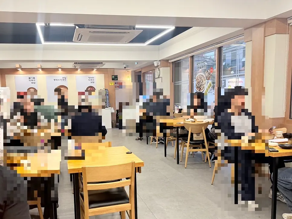 여러 명이 앉기 좋은 매장 좌석