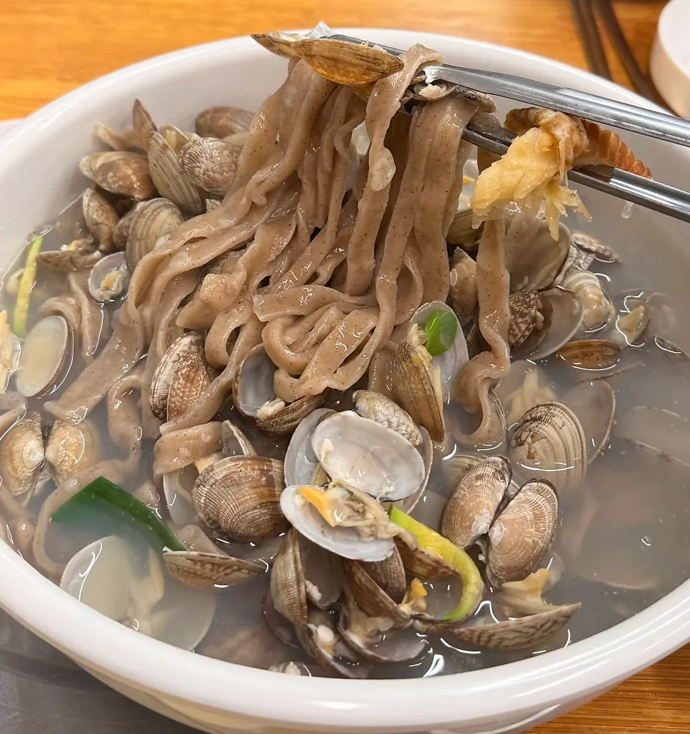 바지락칼국수 면을 젓가락으로 건진 모습
