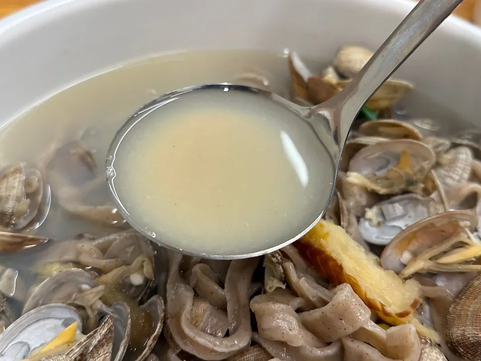 하나씩 발라 먹는 칼국수 속 바지락