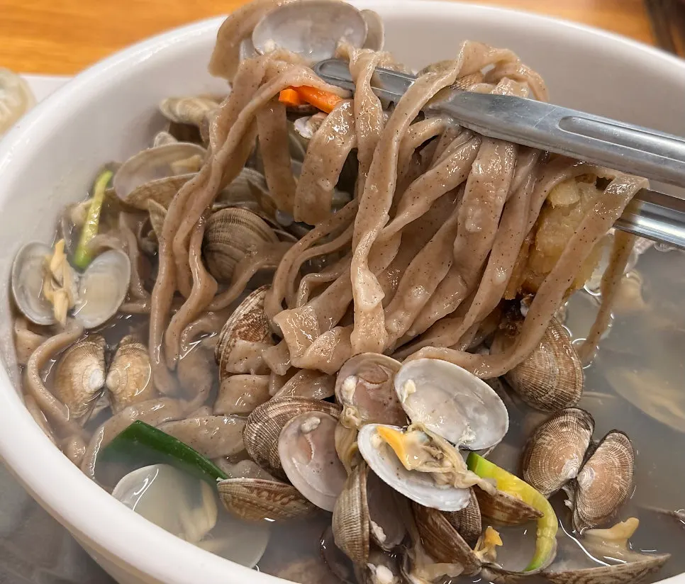 바지락칼국수와 왕만두를 다 먹은 테이블