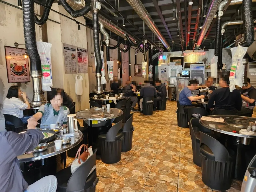 Full view of Yanggyegok's spacious seating hall