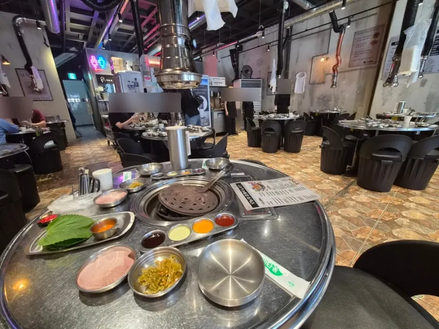 Wide view of the spacious Yanggyegok dining hall