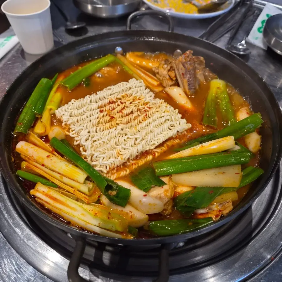 Ramen noodles added to the dakdoritang pot