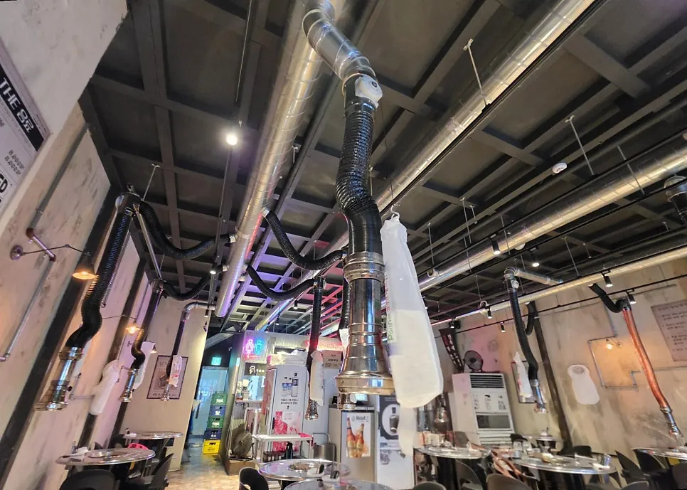 Clean interior and tables at Yanggyegok