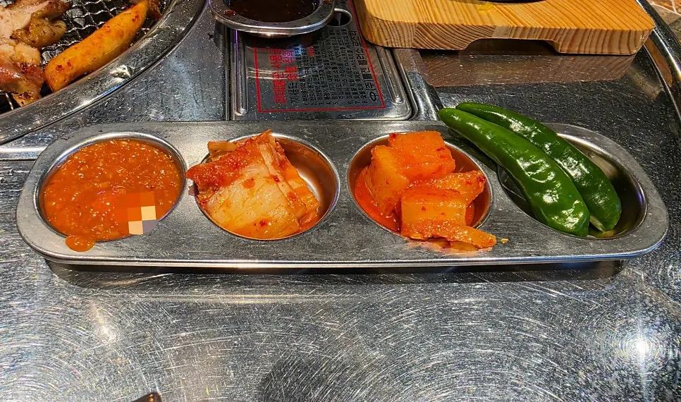 Ssamjang, kimchi, kkakdugi, and chili pepper side dishes