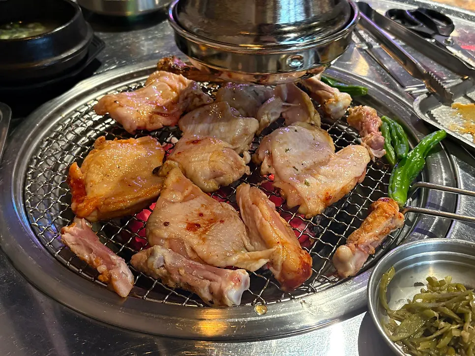 숯불 불판에 올린 소금 닭갈비