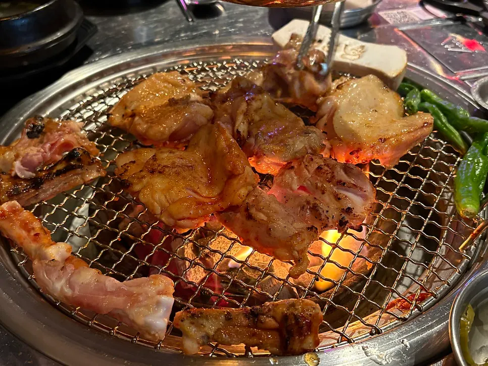 꽈리고추와 버섯을 함께 구운 불판