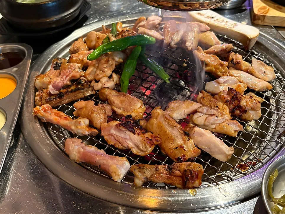 노릇하게 익어가는 숯불 닭갈비