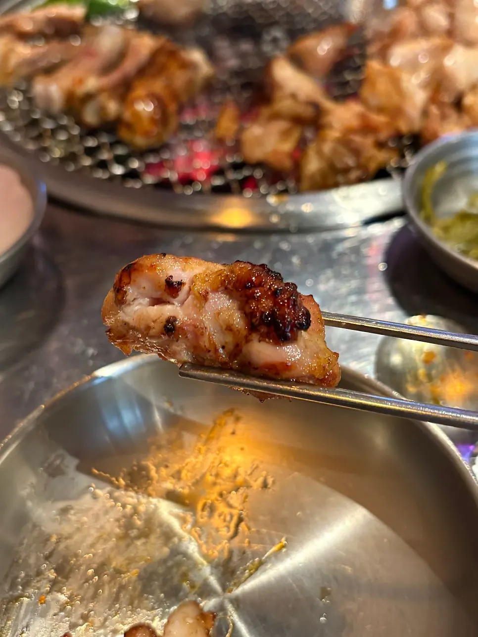깻잎과 쌈무에 올린 소금 닭갈비 쌈