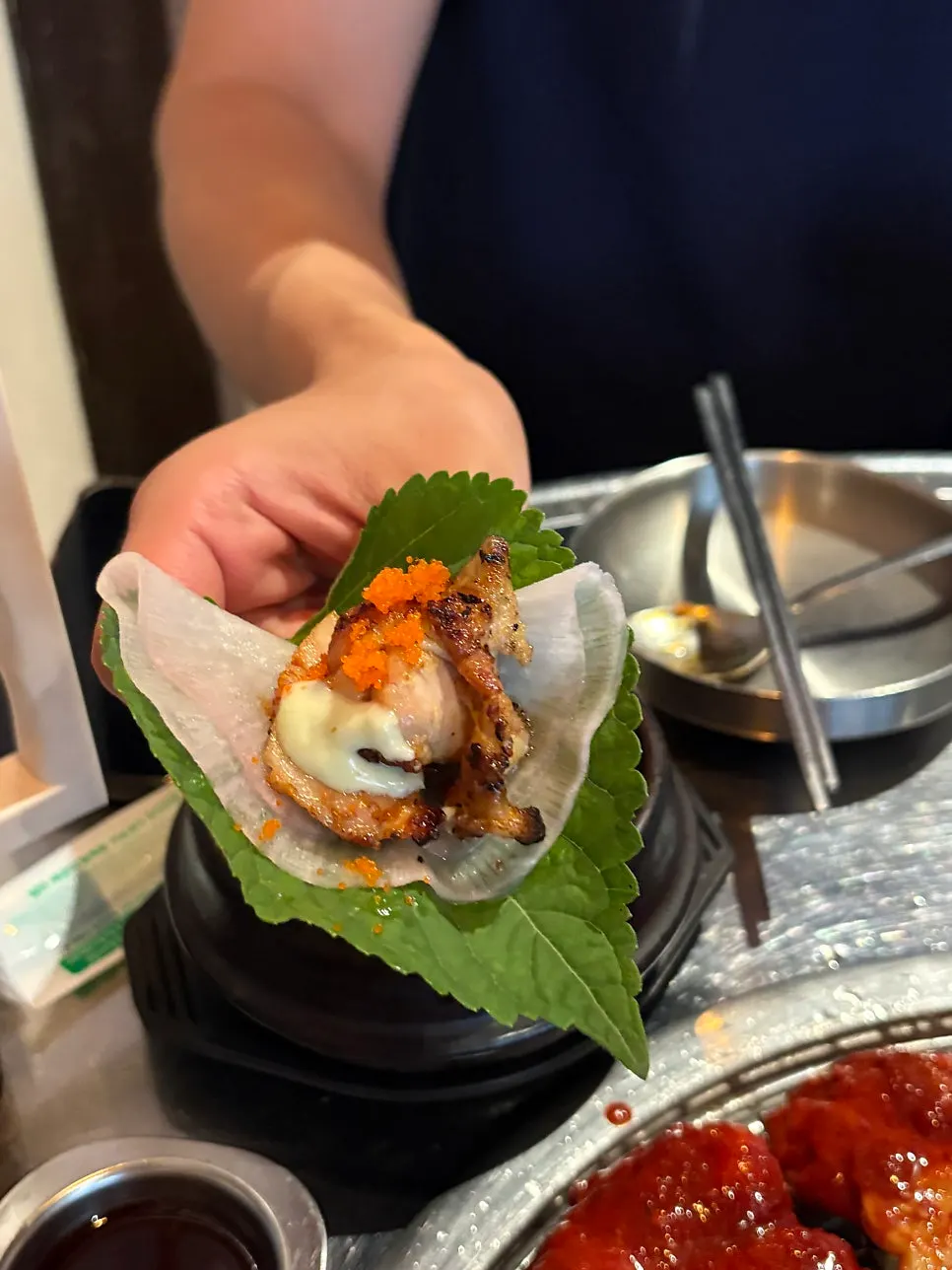 마요 소스와 날치알을 얹은 닭갈비 쌈