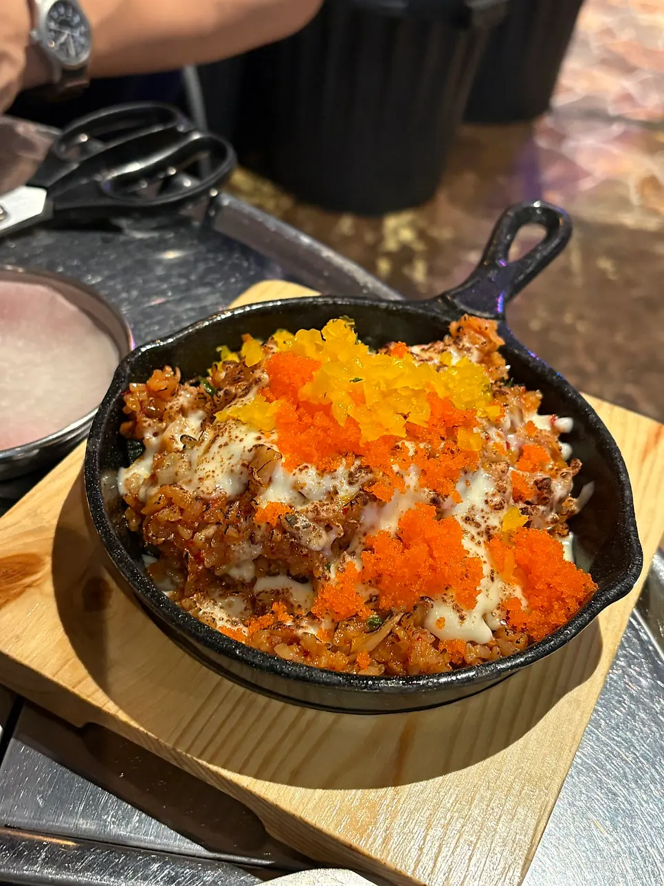 모짜렐라 치즈가 올라간 날치알 치즈 철판 볶음밥