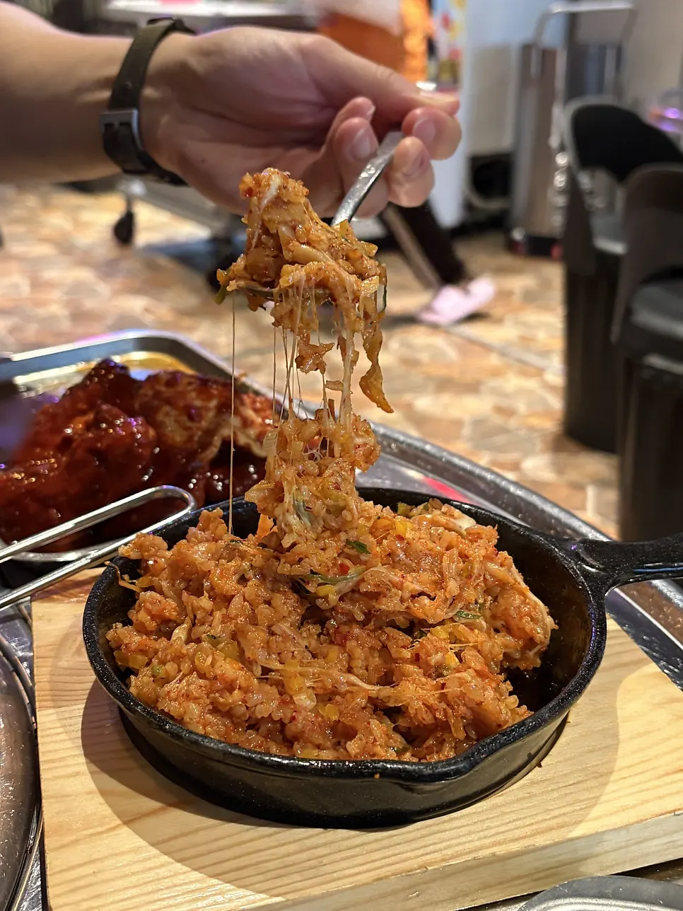 숟가락에 늘어나는 볶음밥 치즈