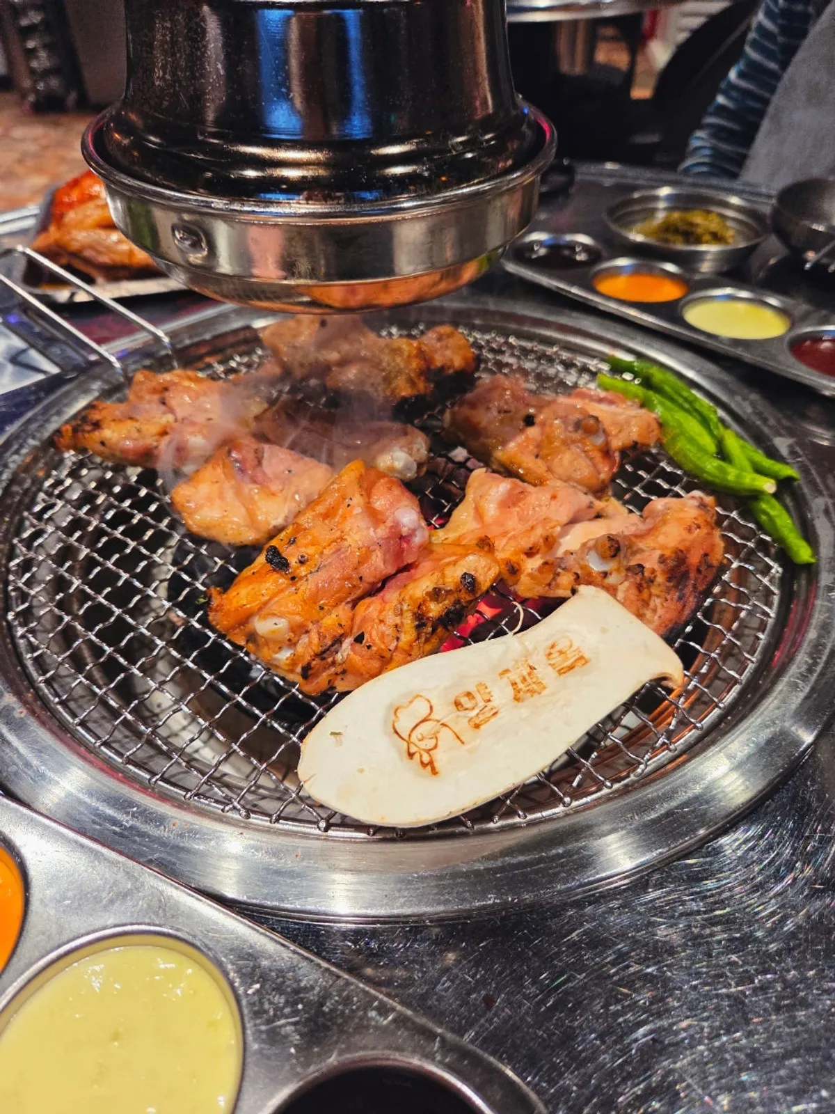 버섯과 꽈리고추가 곁들여진 닭갈비 플레이팅