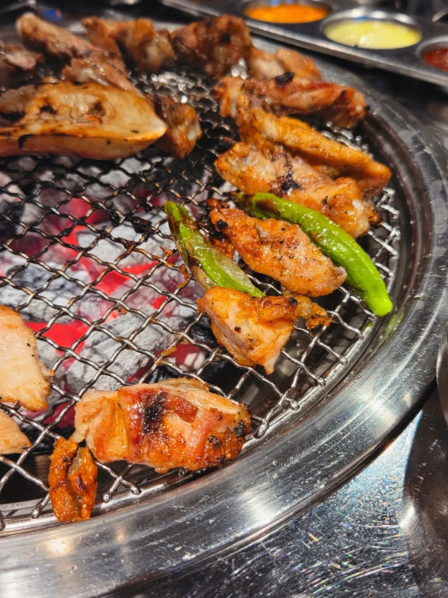 숯불 위에서 노릇하게 구워지는 소금 닭갈비