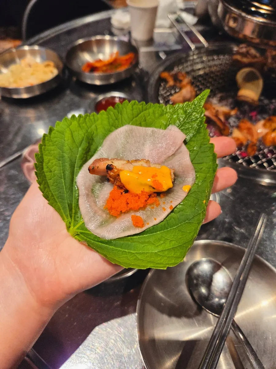 깻잎 쌈에 올린 고추장 닭갈비
