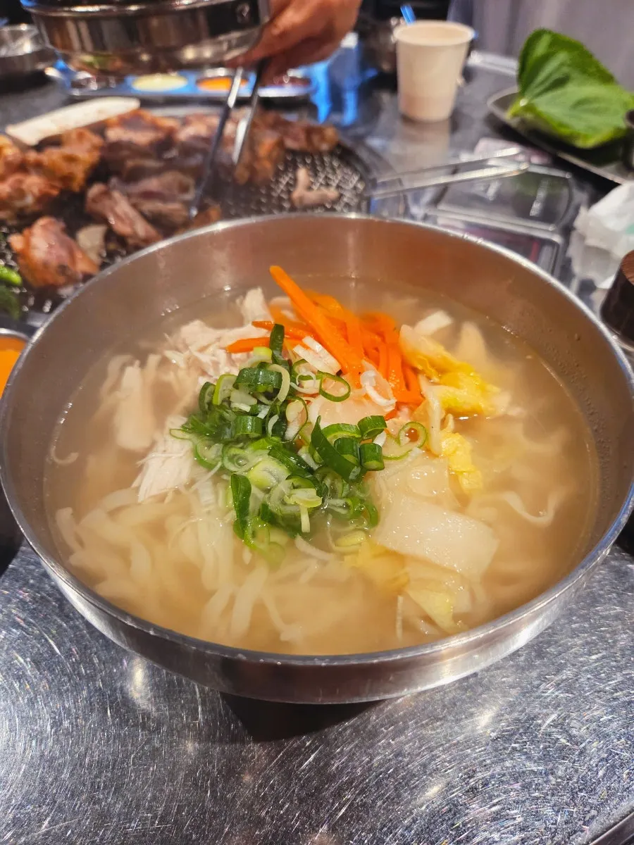 닭칼국수가 적힌 식사 메뉴