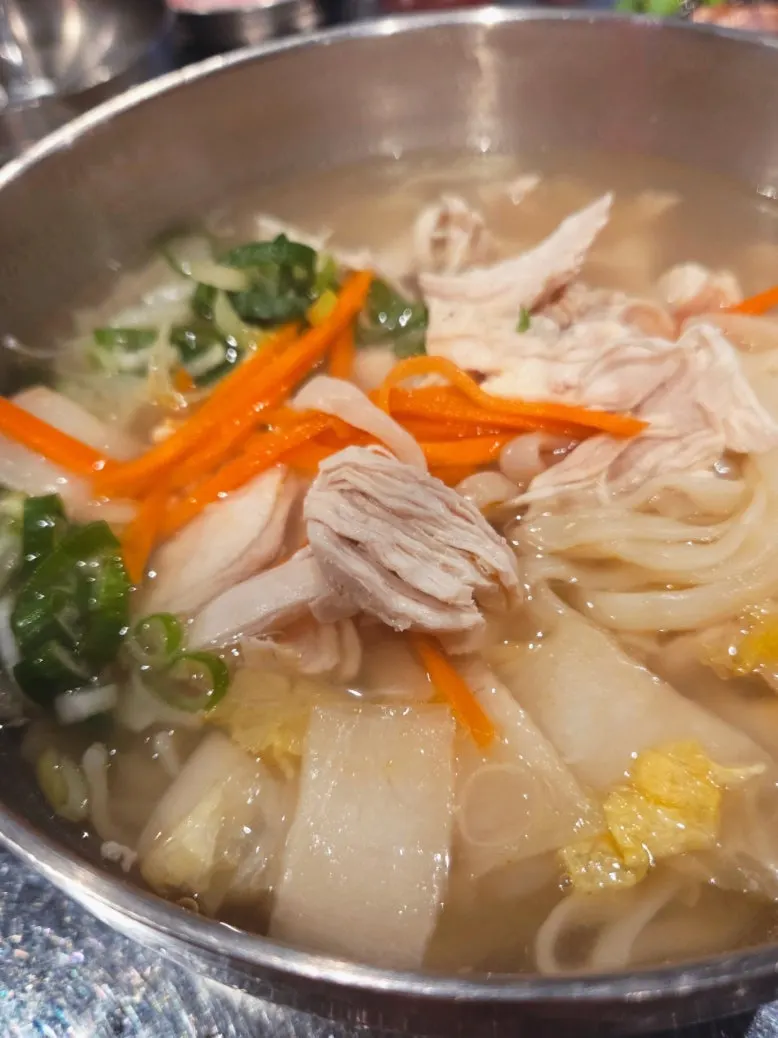 김이 오르는 양계옥 닭칼국수