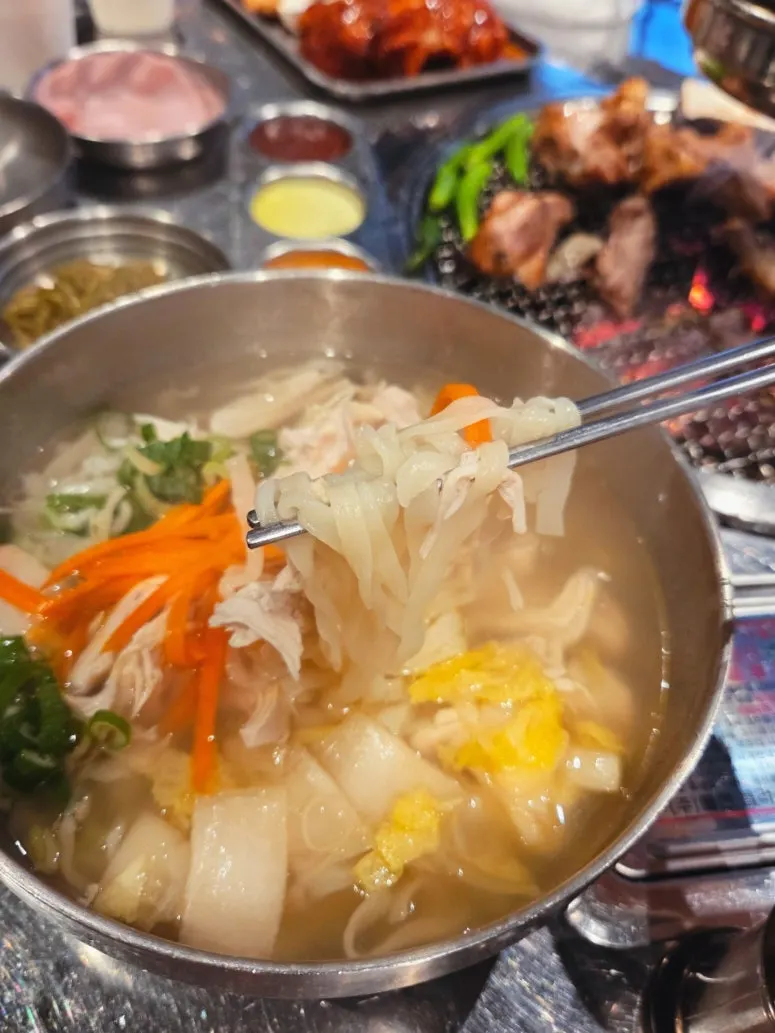 닭고기와 야채가 풍성한 닭칼국수 국물