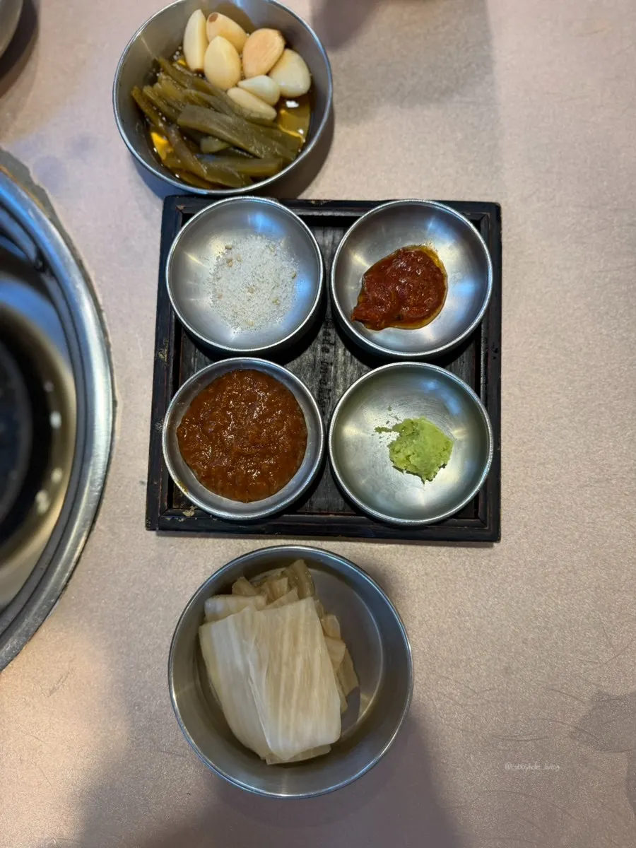 국고집 벽면에 가득한 연예인 사인