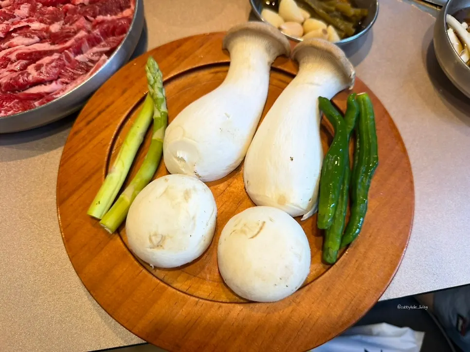 밑반찬과 비지찌개가 차려진 테이블