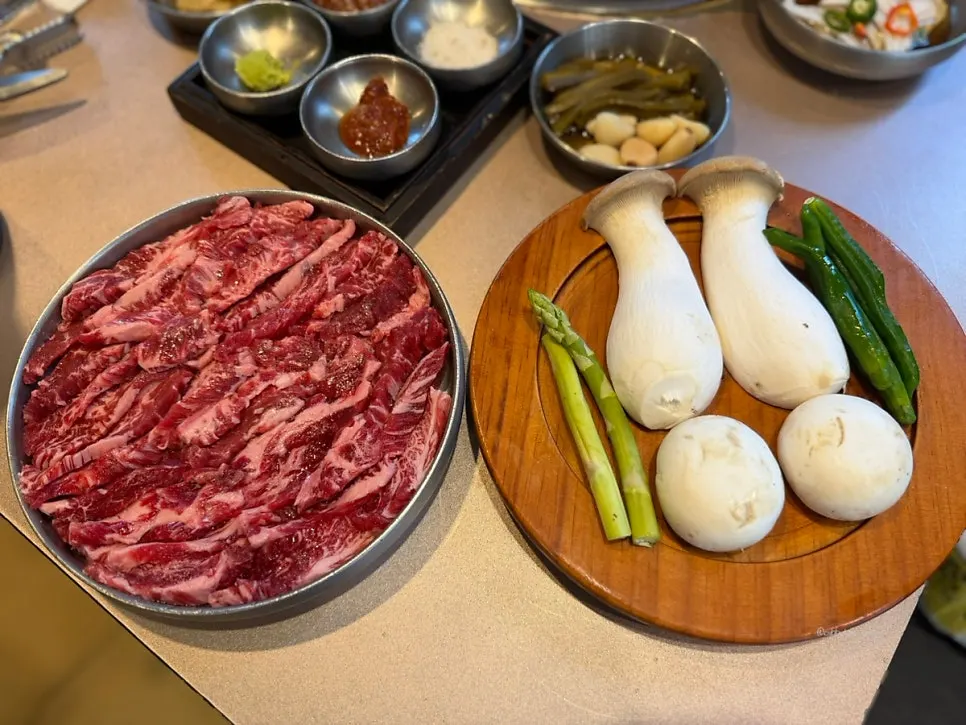 접시에 담긴 생 소갈비살 2인분