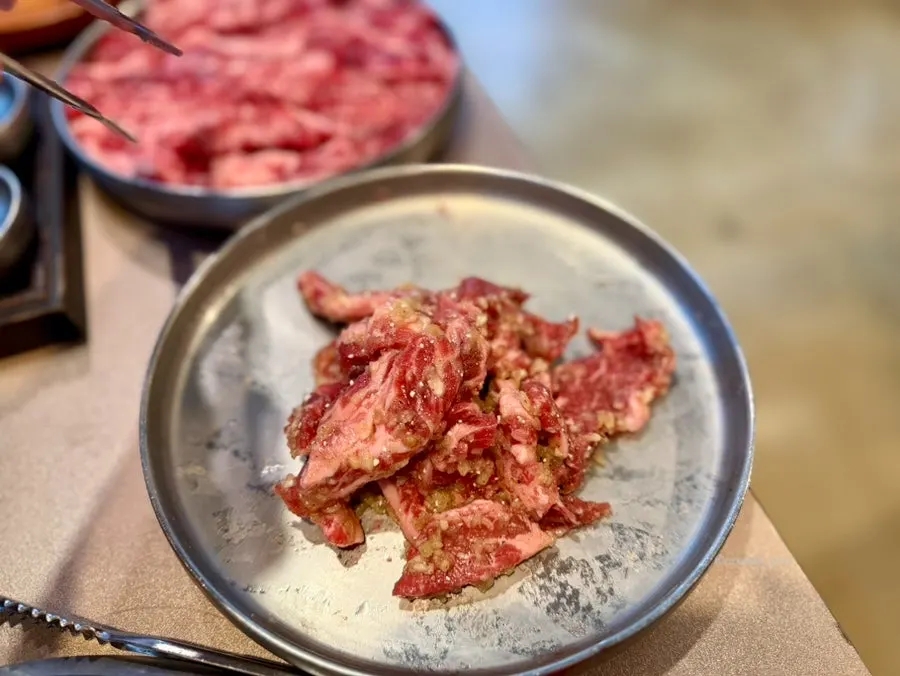 붉은빛이 도는 국고집 소갈비살