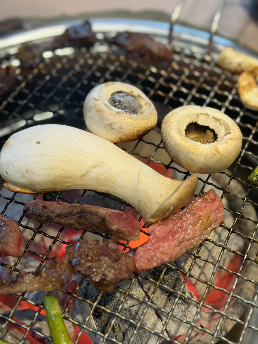 숯불 불판에서 노릇하게 익는 소갈비살