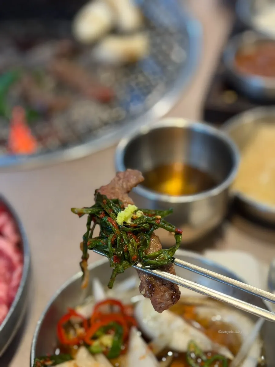 소금에 찍어 먹는 구운 소갈비살 첫 점