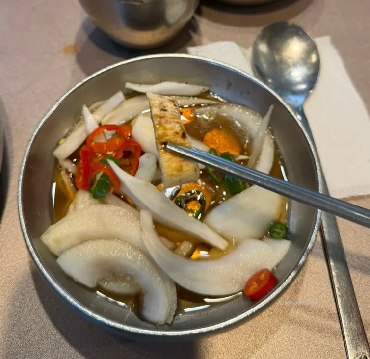 젓갈에 올린 소갈비살 한 점