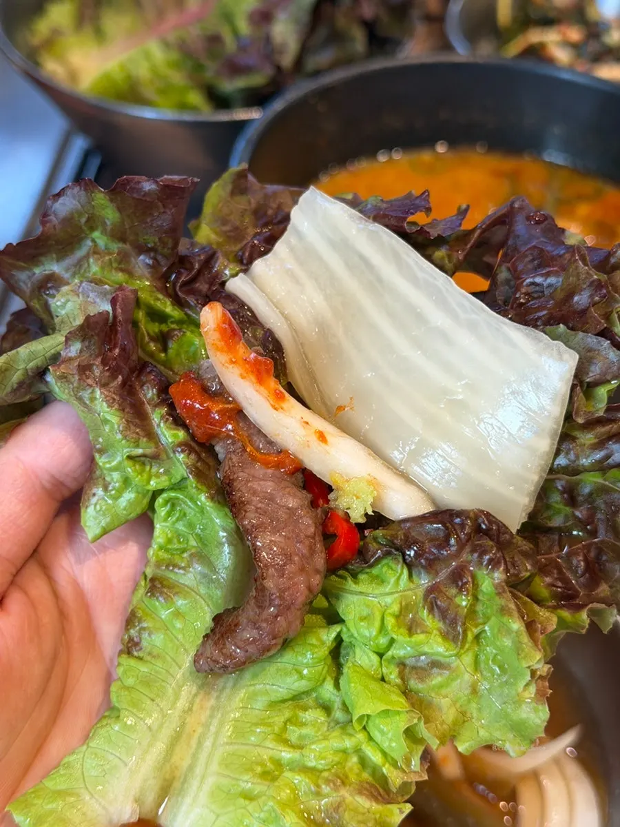 와사비와 파김치를 올린 소갈비살