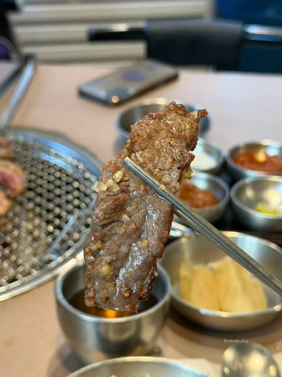 숯불에 구워지는 마늘 양념소갈비살