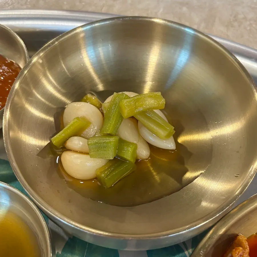 마늘절임이 담긴 반찬 접시