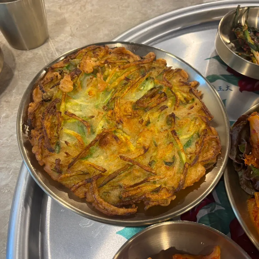 노릇하게 부쳐진 애호박전
