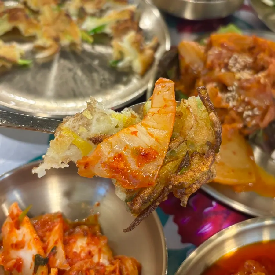 접시에 담긴 애호박전 한 접시