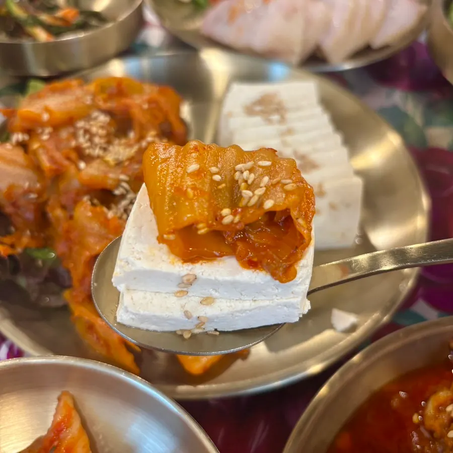 두부 위에 김치를 올린 한입