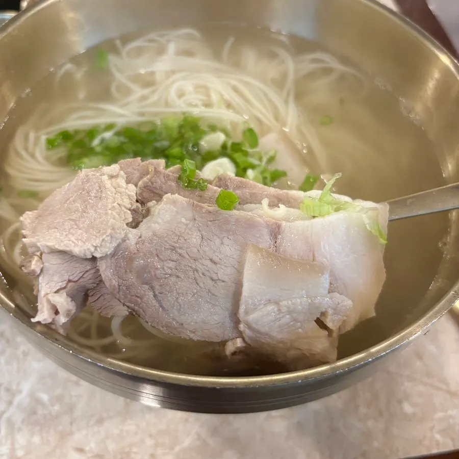고기가 듬뿍 올라간 양재옥 고기국수